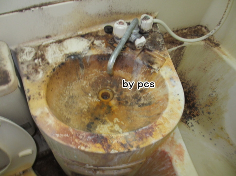 賃貸物件の3点ユニットバス洗面ボウルの重度の汚れ写真01