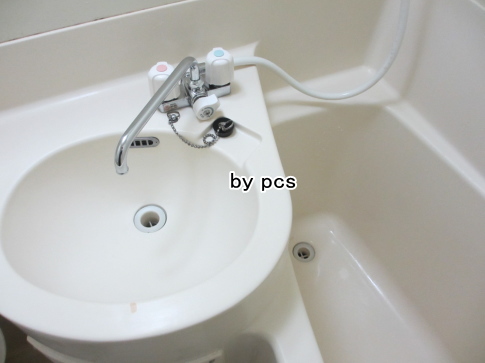 賃貸物件の3点ユニットバスの洗面ボウルと浴槽の掃除後写真01