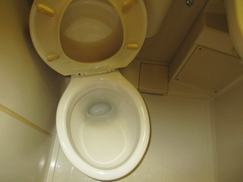 3点ユニットバスのトイレ便器掃除後の写真01
