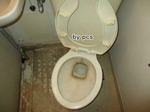 3点ユニットバストイレ便器と床の汚れの写真01