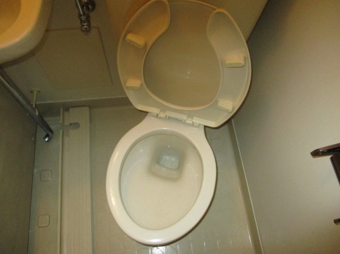 3点ユニットバストイレ便器と床の掃除後の写真01