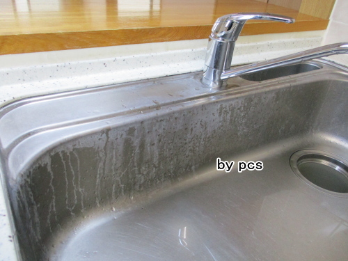 水垢用洗剤で変色したキッチンのステンレスシンク02