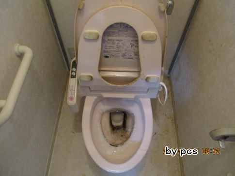 尿石で汚れたトイレ便器の写真です01