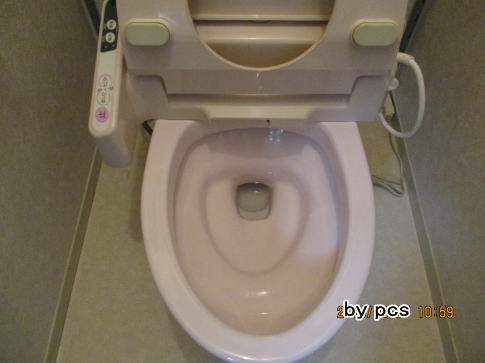 クリーニング後のトイレ便器の写真です02