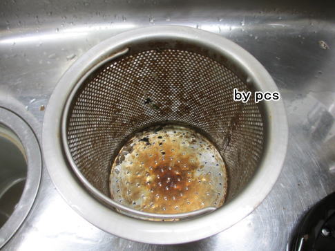 硬い汚れの排水口の網の写真01