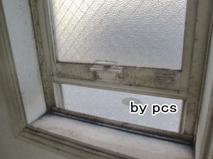 カビで汚れた窓の写真01