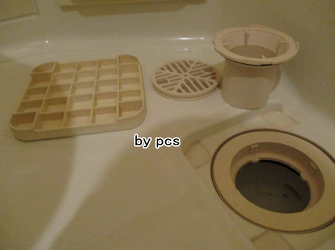 浴室クリーニング後、きれいになった排水口の写真01