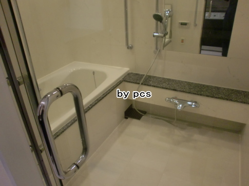 浴室クリーニングで浴室ガラスドアの水垢を除去