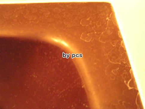 カラー浴槽ふちについた複合汚れと水垢の写真01